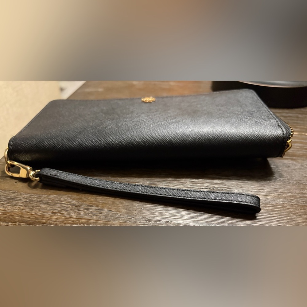 Tory Burch Black Leather Large Wristlet with Gold tone hardware EUC
Make a Offer - Picture 3 of 11